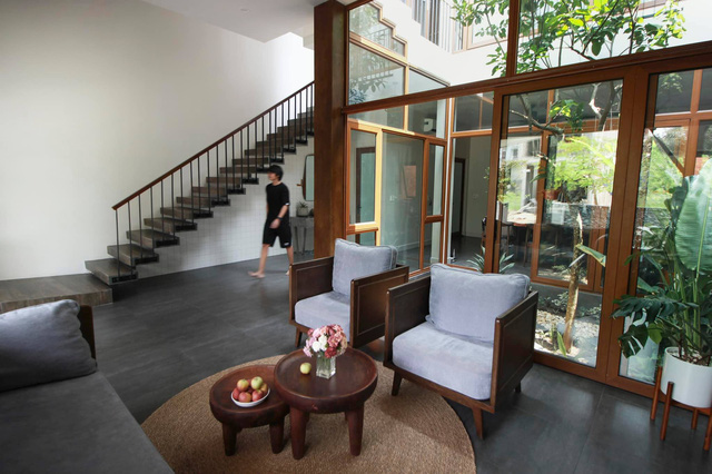 Chàng trai 30 tuổi xây Nhà của mẹ với kiến trúc mái đổ đặc biệt: Không gian mở đón gió để luôn thoáng mát, góc nhà nào cũng nhìn thấy nhau - Ảnh 2.