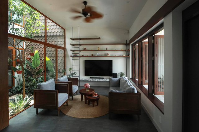 Chàng trai 30 tuổi xây Nhà của mẹ với kiến trúc mái đổ đặc biệt: Không gian mở đón gió để luôn thoáng mát, góc nhà nào cũng nhìn thấy nhau.