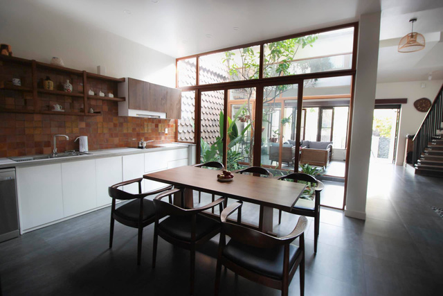 Chàng trai 30 tuổi xây Nhà của mẹ với kiến trúc mái đổ đặc biệt: Không gian mở đón gió để luôn thoáng mát, góc nhà nào cũng nhìn thấy nhau.