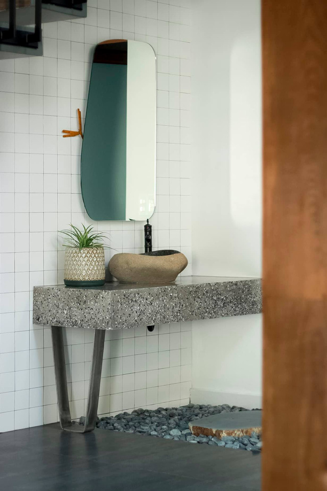 Chàng trai 30 tuổi xây Nhà của mẹ với kiến trúc mái đổ đặc biệt: Không gian mở đón gió để luôn thoáng mát, góc nhà nào cũng nhìn thấy nhau.