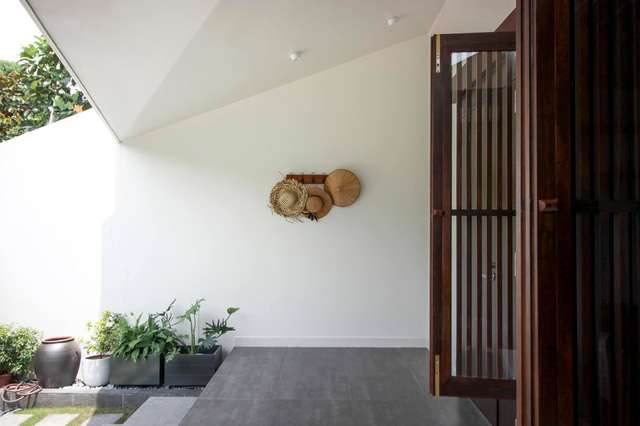 Chàng trai 30 tuổi xây Nhà của mẹ với kiến trúc mái đổ đặc biệt: Không gian mở đón gió để luôn thoáng mát, góc nhà nào cũng nhìn thấy nhau.