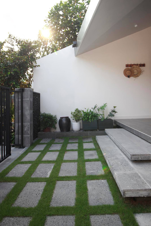 Chàng trai 30 tuổi xây Nhà của mẹ với kiến trúc mái đổ đặc biệt: Không gian mở đón gió để luôn thoáng mát, góc nhà nào cũng nhìn thấy nhau.