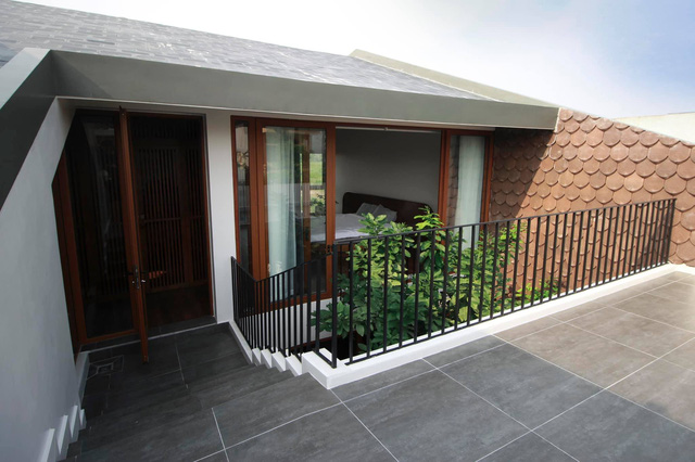 Chàng trai 30 tuổi xây Nhà của mẹ với kiến trúc mái đổ đặc biệt: Không gian mở đón gió để luôn thoáng mát, góc nhà nào cũng nhìn thấy nhau.