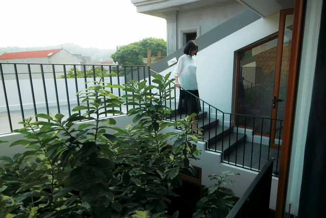 Chàng trai 30 tuổi xây Nhà của mẹ với kiến trúc mái đổ đặc biệt: Không gian mở đón gió để luôn thoáng mát, góc nhà nào cũng nhìn thấy nhau.