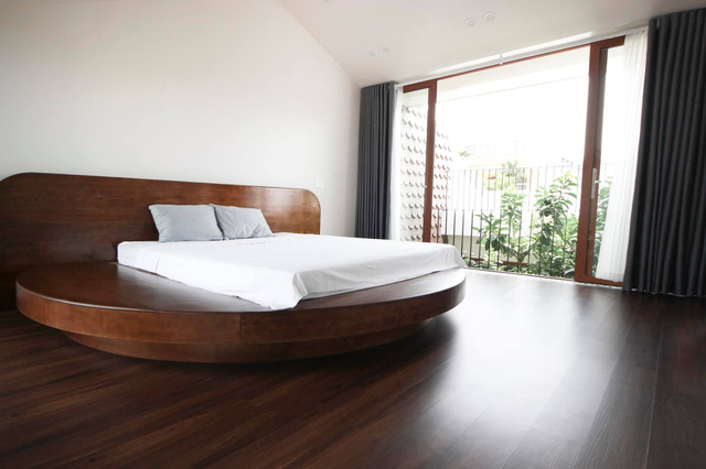 Chàng trai 30 tuổi xây Nhà của mẹ với kiến trúc mái đổ đặc biệt: Không gian mở đón gió để luôn thoáng mát, góc nhà nào cũng nhìn thấy nhau.