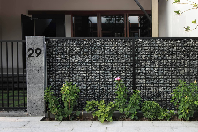 Chàng trai 30 tuổi xây Nhà của mẹ với kiến trúc mái đổ đặc biệt: Không gian mở đón gió để luôn thoáng mát, góc nhà nào cũng nhìn thấy nhau.