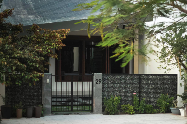 Chàng trai 30 tuổi xây Nhà của mẹ với kiến trúc mái đổ đặc biệt: Không gian mở đón gió để luôn thoáng mát, góc nhà nào cũng nhìn thấy nhau.