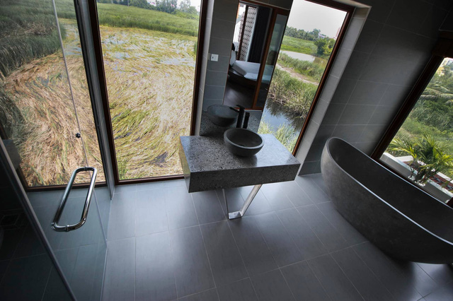 Chàng trai 30 tuổi xây Nhà của mẹ với kiến trúc mái đổ đặc biệt: Không gian mở đón gió để luôn thoáng mát, góc nhà nào cũng nhìn thấy nhau.